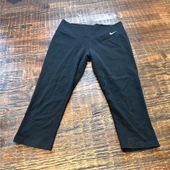 Nike Dry Fit Crops Size Medium - Picture 1 of 2